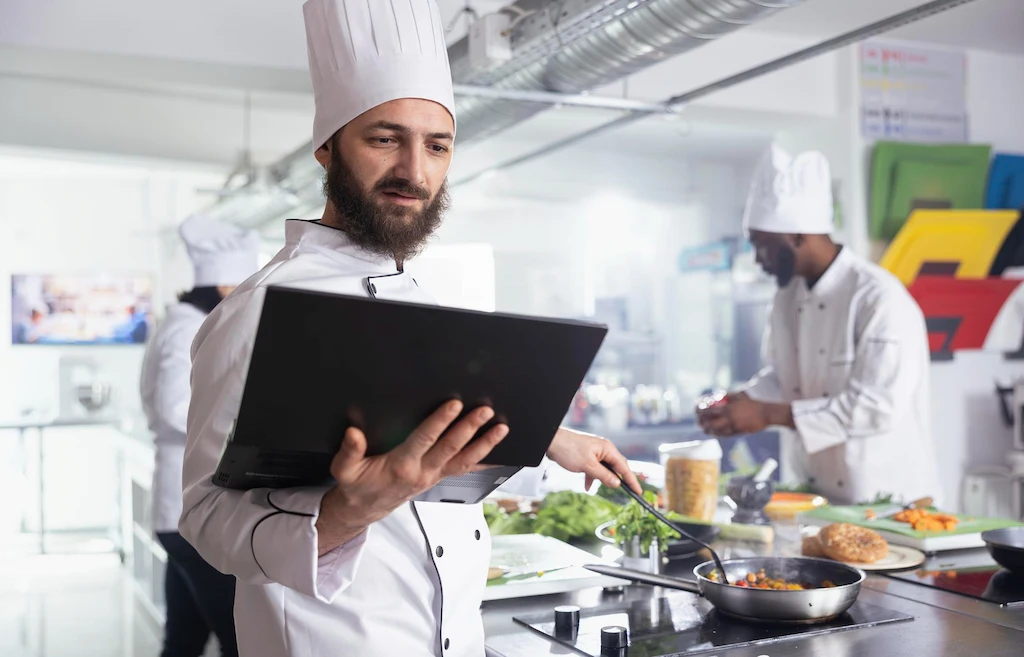 Standardisierte Abläufe und Rezepturen gegen Sprachbarrieren in der Küche