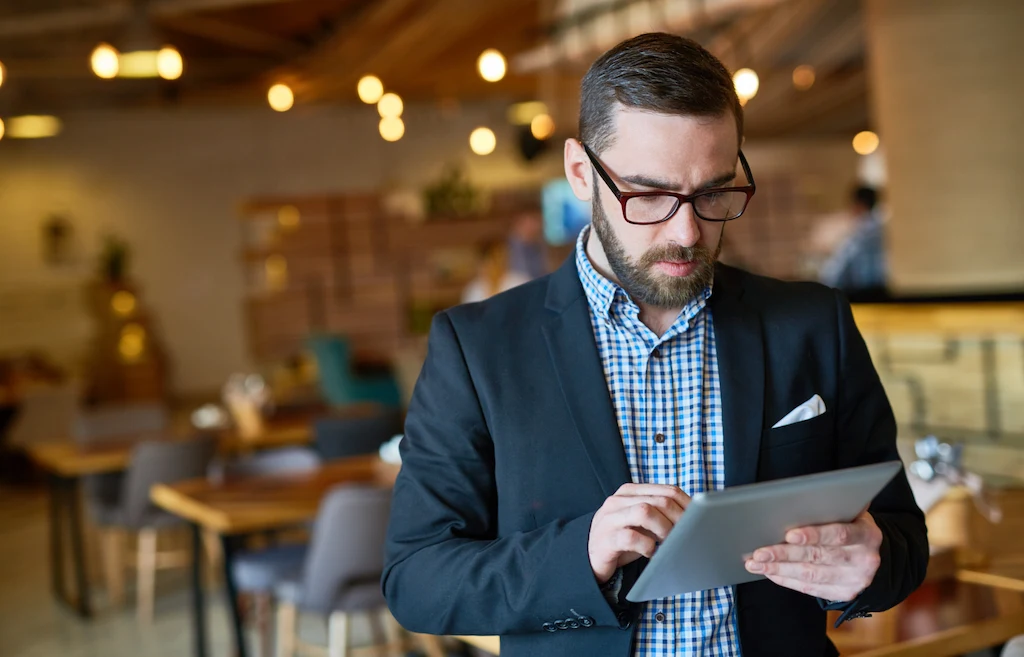 Kosten unbesetzter Stellen: Restaurantleiter analysiert Personalengpässe auf dem Tablet